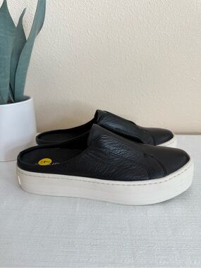 New J. Slides Black Leather Platform Slip-On Mules